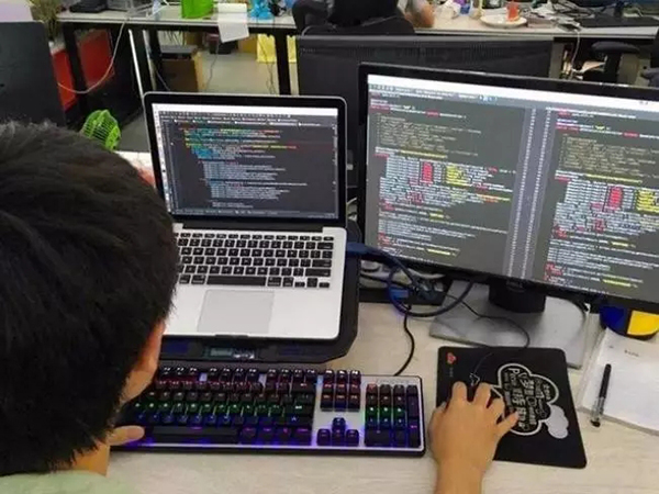 大龄程序员都去哪了，三年升高工，七年做架构，十年送外卖?